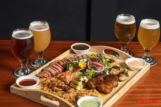 Không gian nhà hàng BRUX với bồn ủ bia thủ công