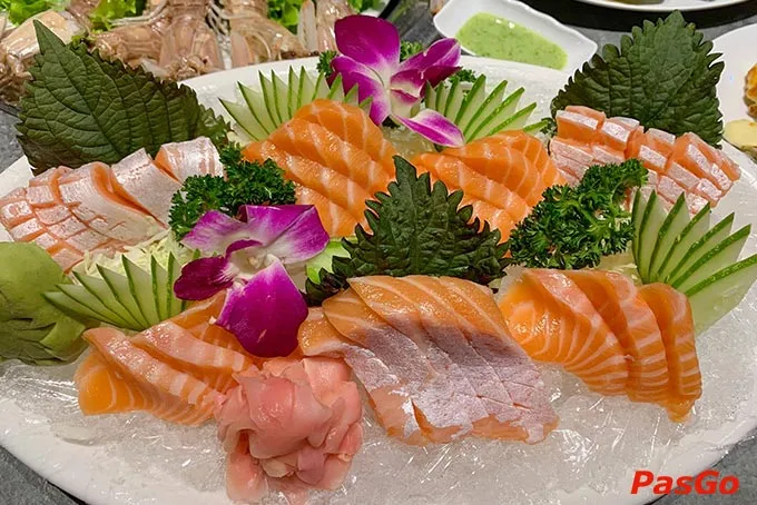 Menu đa dạng đưa bạn đi dạo một vòng ẩm thực thế giới: từ 10+ vị dimsum Quảng Đông, sashimi Nhật Bản tới lẩu Thái, bò Mỹ, nướng Hàn