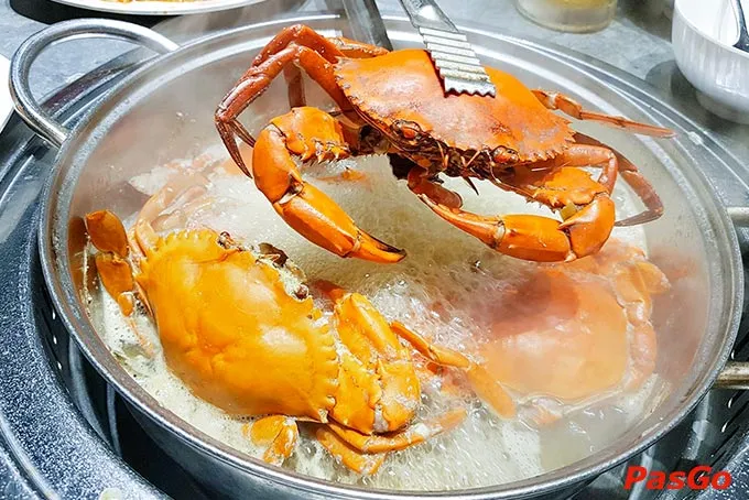 Menu đa dạng đưa bạn đi dạo một vòng ẩm thực thế giới: từ 10+ vị dimsum Quảng Đông, sashimi Nhật Bản tới lẩu Thái, bò Mỹ, nướng Hàn