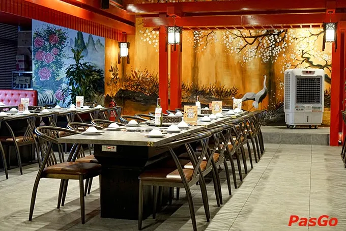 Cửu Vân Long MAC Plaza tọa lạc tại những con phố sôi động, thuận tiện đi lại cho thực khách