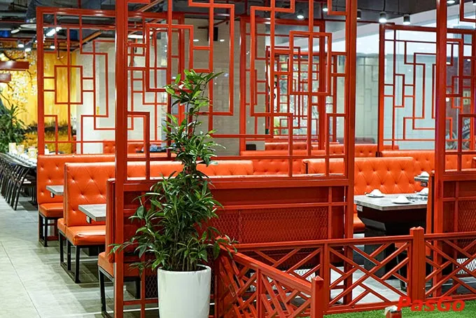 Không gian nhà hàng mang hơi thở Hồng Kông cổ điển với tông đỏ trầm chủ đạo, view đẹp, sức chứa lớn mang đến trải nghiệm ẩm thực trọn vẹn