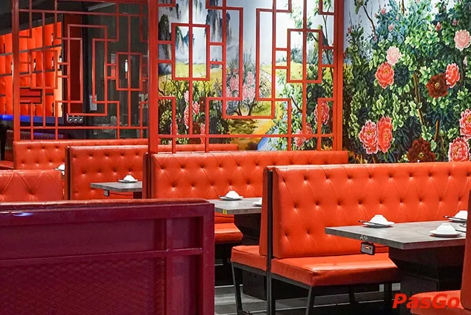 Không gian nhà hàng mang hơi thở Hồng Kông cổ điển với tông đỏ trầm chủ đạo, view đẹp, sức chứa lớn mang đến trải nghiệm ẩm thực trọn vẹn