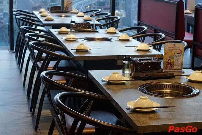 Nhà hàng với không gian rộng rãi, hiện đại là điểm tụ họp lý tưởng cho mọi cuộc vui