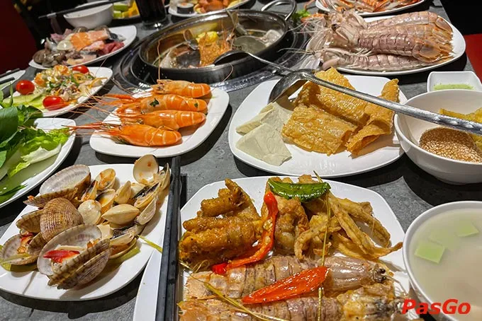 Hải sản chế biến đa dạng, hải sản tươi sống luôn sẵn sàng cho thực khách lựa chọn tận tay