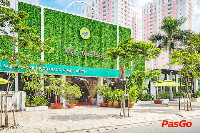 Không gian xanh mát tại quán ăn Võ Văn Kiệt