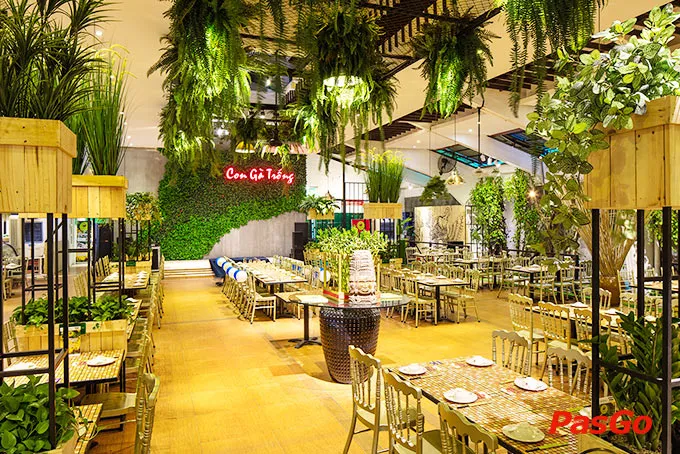 Không gian thoáng đãng tại quán ăn Võ Văn Kiệt