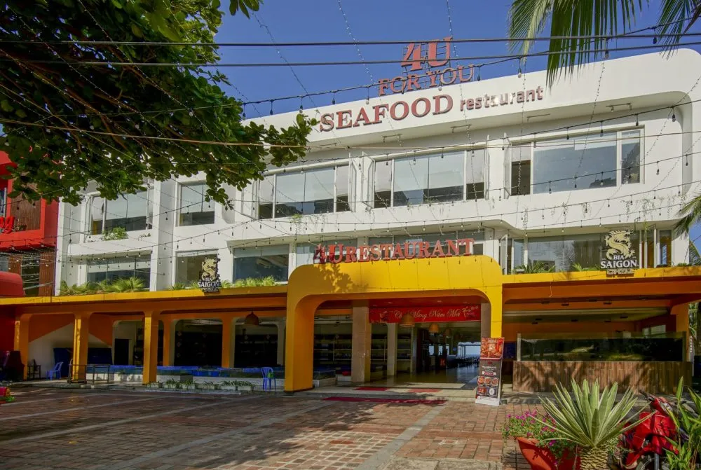 Không gian nhà hàng 4U Biển Đà Nẵng với view biển Mỹ Khê