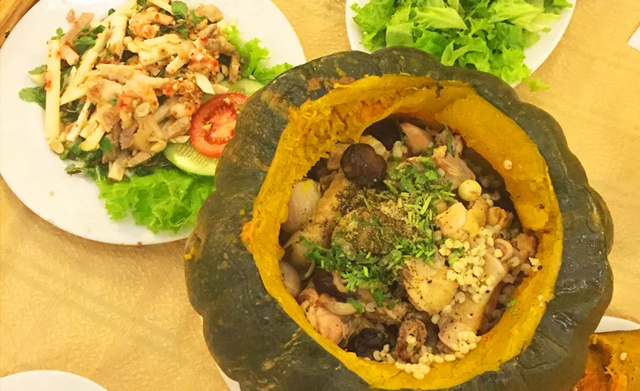 Bàn tiệc với các món ăn Âu - Á đa dạng tại nhà hàng Đông Dương Đà Nẵng