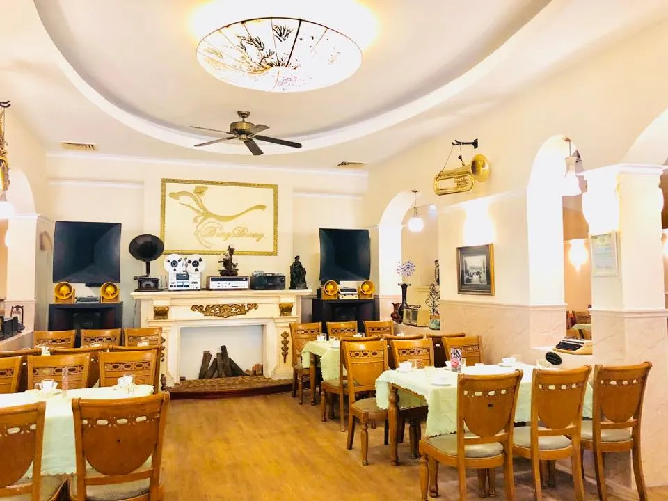 Kiến trúc lâu đài cổ điển của nhà hàng Đông Dương Trần Phú Đà Nẵng về đêm với hệ thống đèn lung linh