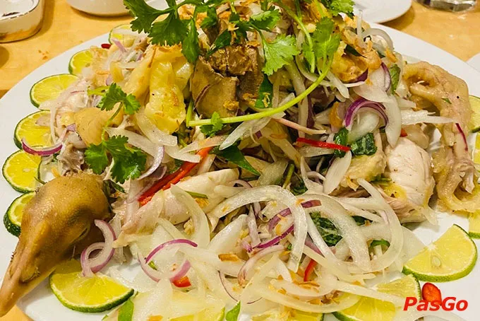 Không gian nhà hàng E&T với thiết kế hiện đại, bàn ghế màu trắng, ánh sáng vàng ấm