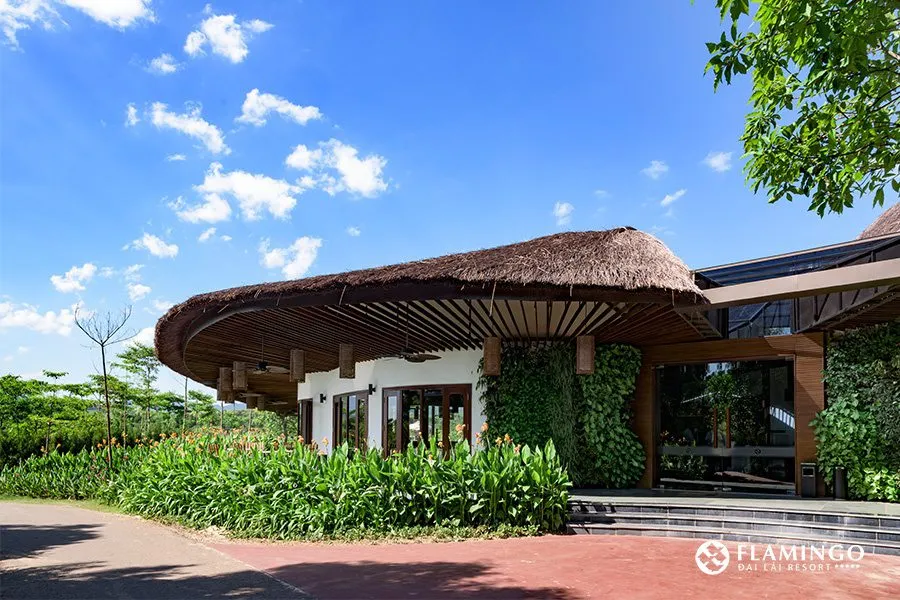 Không gian bên ngoài nhà hàng Forest với mái che cây guột tự nhiên