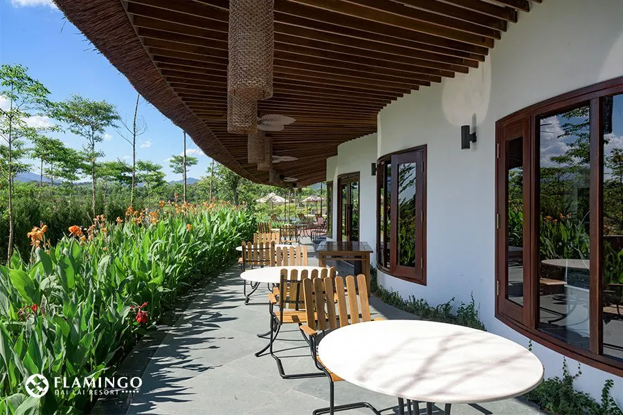 Khu vực dùng bữa trong nhà với thiết kế hiện đại