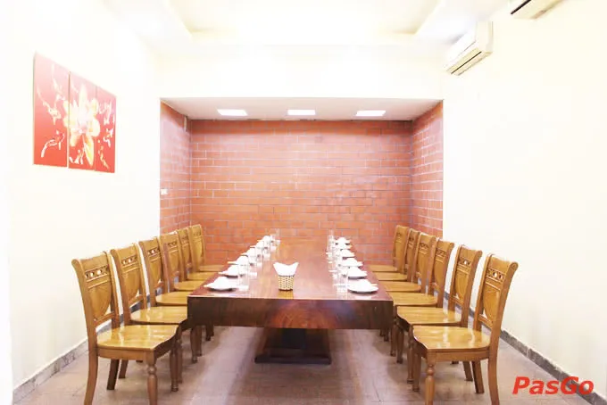 Nhà hàng thoáng mát, sạch sẽ, phù hợp để tổ chức những bữa tiệc