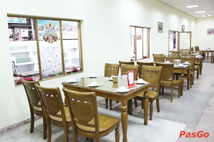 Tọa lạc tại số 794 đường Láng, ngay trên trục đường chính từ Nguyễn Chí Thanh tiến về Cầu Giấy, nhà hàng Hải Sản Biển Đông như một khu chợ hải sản lớn nhất Hà Nội đã gây sự chú ý cho nhiều thực khách