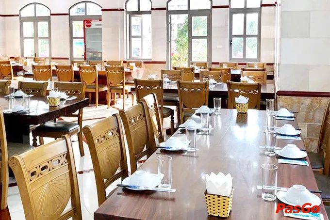 Không gian thoáng mát, sang trọng tại Hải sản Biển Đông Vinhomes Riverside The Harmony Long Biên