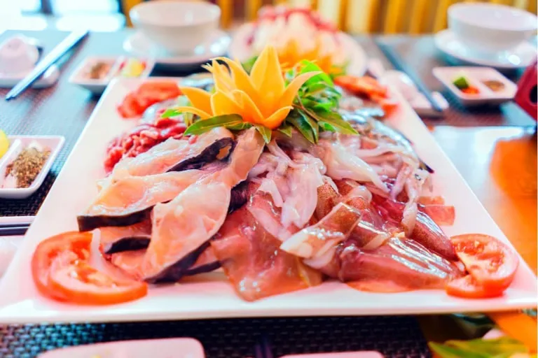 Khu vực bể chứa hải sản tươi sống tại nhà hàng hải sản quanh đây Anh Phát 2