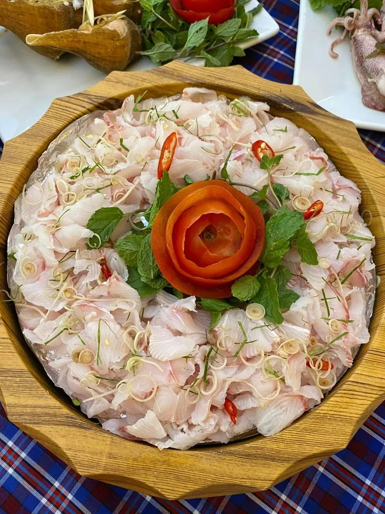 Hải sản tươi sống vừa cập bến được phục vụ tại nhà hàng Tứ Quý