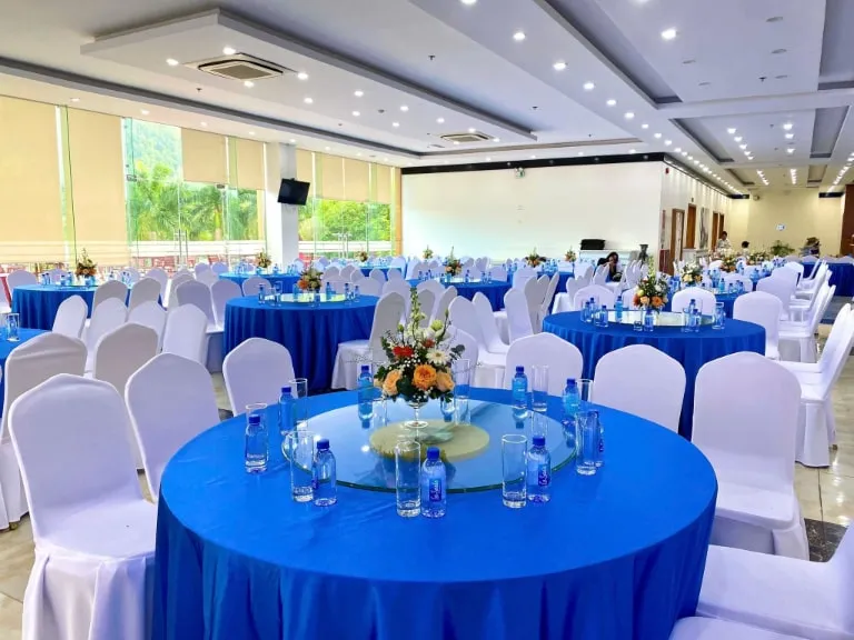 Bàn tiệc hải sản được setup chuyên nghiệp tại nhà hàng Monaco Nghi Sơn