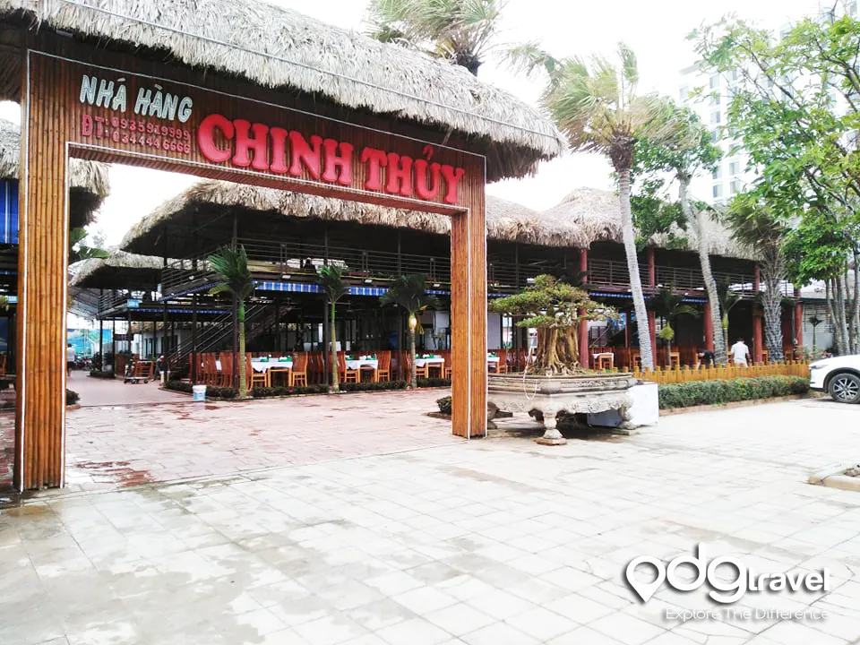 Không gian nhà hàng Chinh Thủy với hệ thống nhà sàn rộng rãi hướng biển
