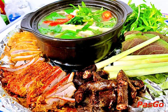 Không gian sân vườn nhà hàng Hồ Câu Tôm với ao cá, cây xanh, bàn ghế gỗ