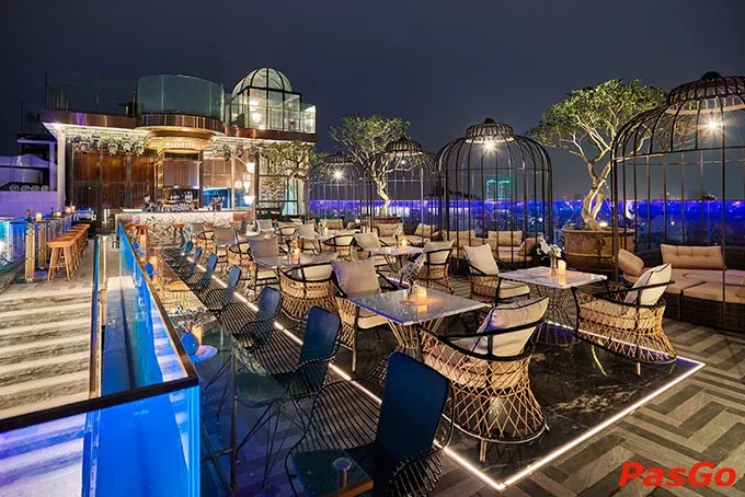 View phố cổ Hà Nội từ rooftop bar Ignite Sky Bar tại khách sạn Peridot Grand