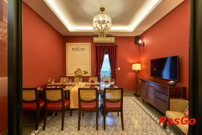 Không gian nhà hàng Maison Mận-Đỏ với tông màu đỏ trầm ấm cúng
