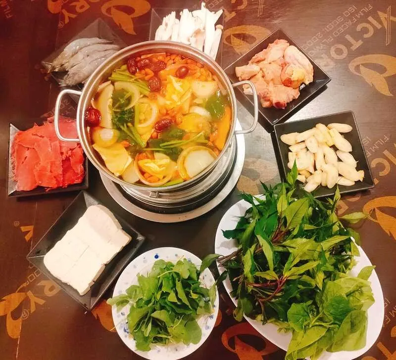 Không gian quán với góc trưng bày gốm sứ độc đáo