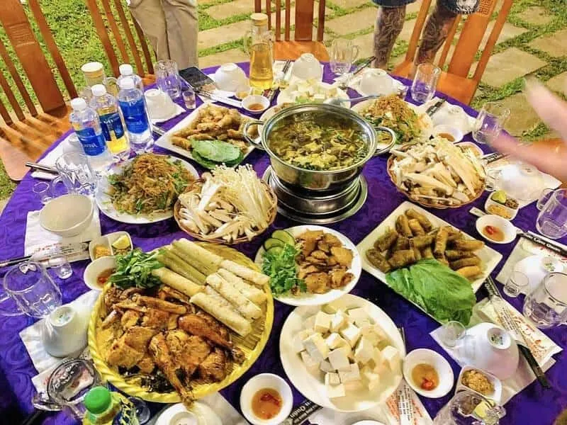 Nhà rông truyền thống trong khuôn viên Sơn Lâm Quán