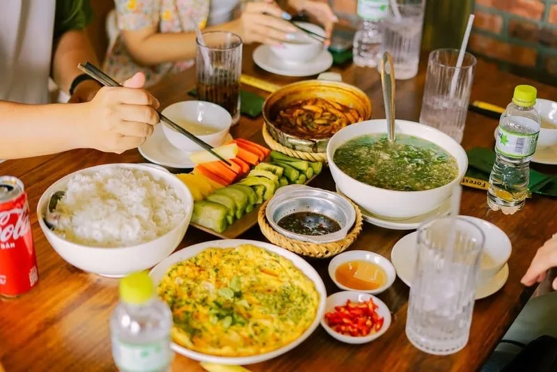 Món lẩu gà lùng đặc sản với lá sâm tươi