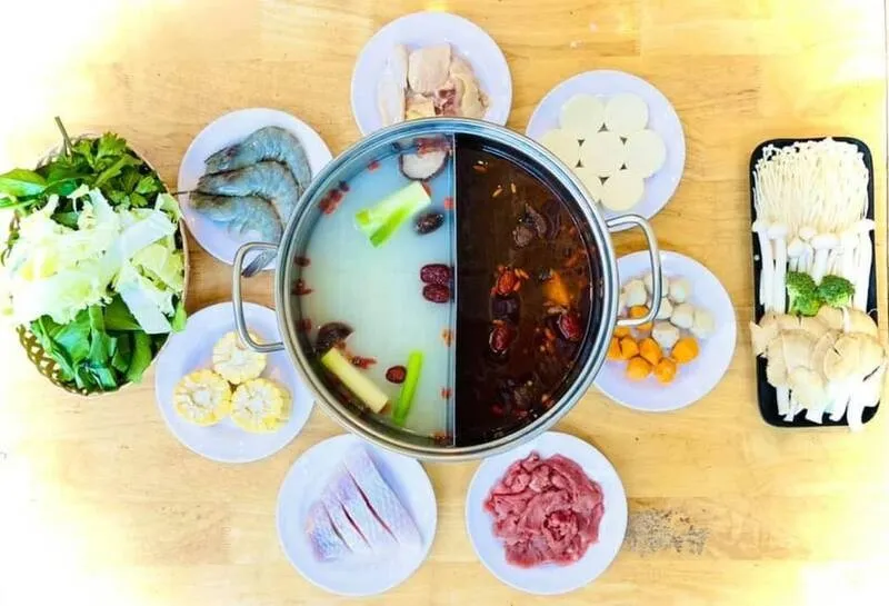 Không gian quán nhỏ nhưng ấm cúng với ánh đèn vàng