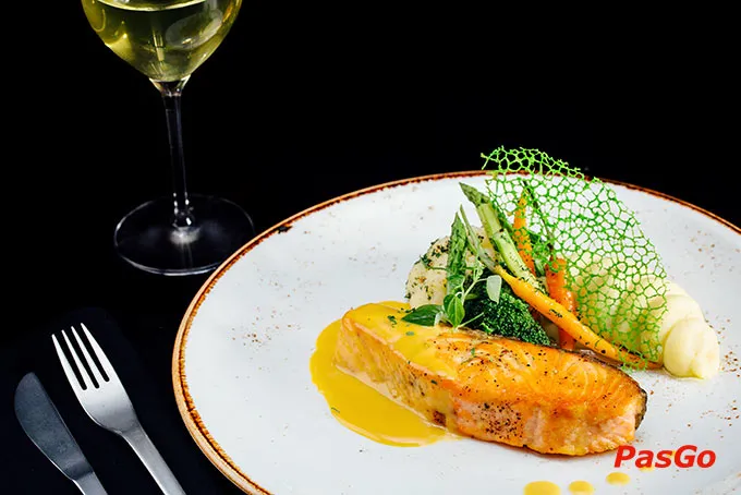 Không gian nhà hàng Moo Beef Steak Prime với thiết kế hiện đại, bàn ghế gỗ sang trọng, ánh sáng vàng ấm