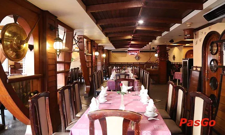 Phòng ăn sang trọng tại nhà hàng Ngọc Sương Hoàng Việt năm 2026