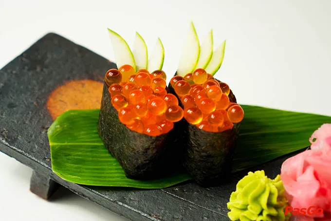 Sushi được nắm tay tinh tế theo đúng kỹ thuật truyền thống Nhật Bản