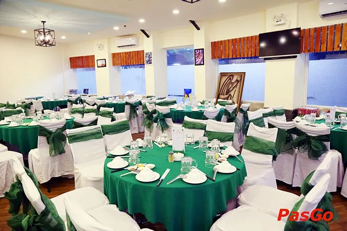 Không gian nhà hàng Phi Phố Biển với bể cá lớn, bàn ghế gỗ, ánh sáng vàng ấm