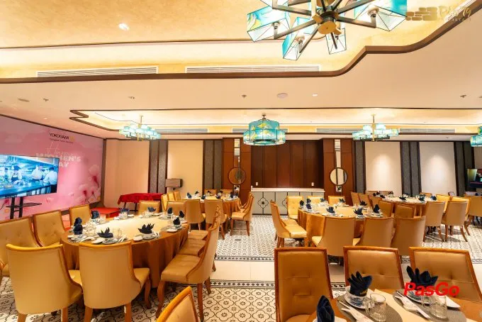 Không gian nhà hàng Phở 79 Sương Nguyệt Ánh với bàn ghế gỗ, đèn chùm, trang trí truyền thống