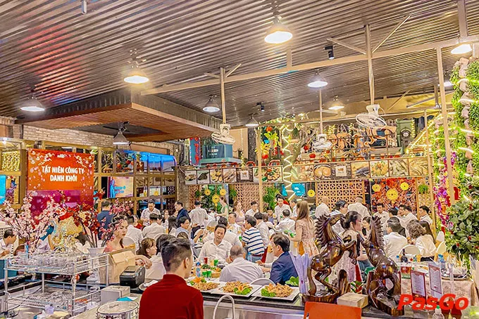 Không gian nhà hàng Phở 79 với bàn tiệc lớn, ghế bọc da, đèn chùm pha lê