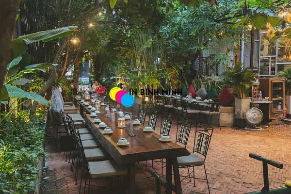 Quán Bụi với thiết kế sân vườn xanh mát