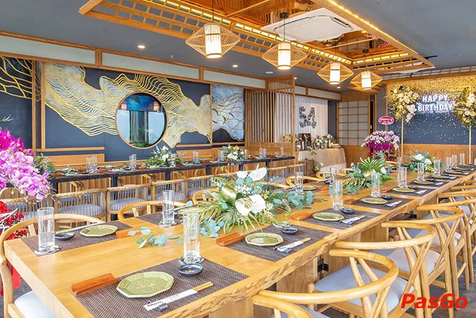 Không gian phòng VIP tại Sushi World với thiết kế Nhật Bản hiện đại, bàn tatami và đèn lồng truyền thống