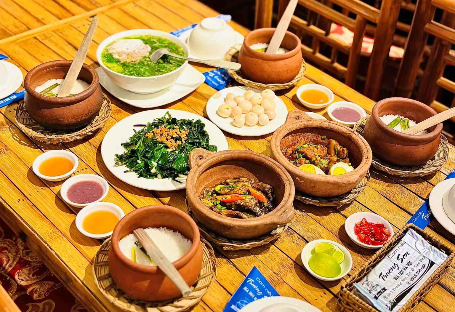 Cơm niêu và món ăn kèm