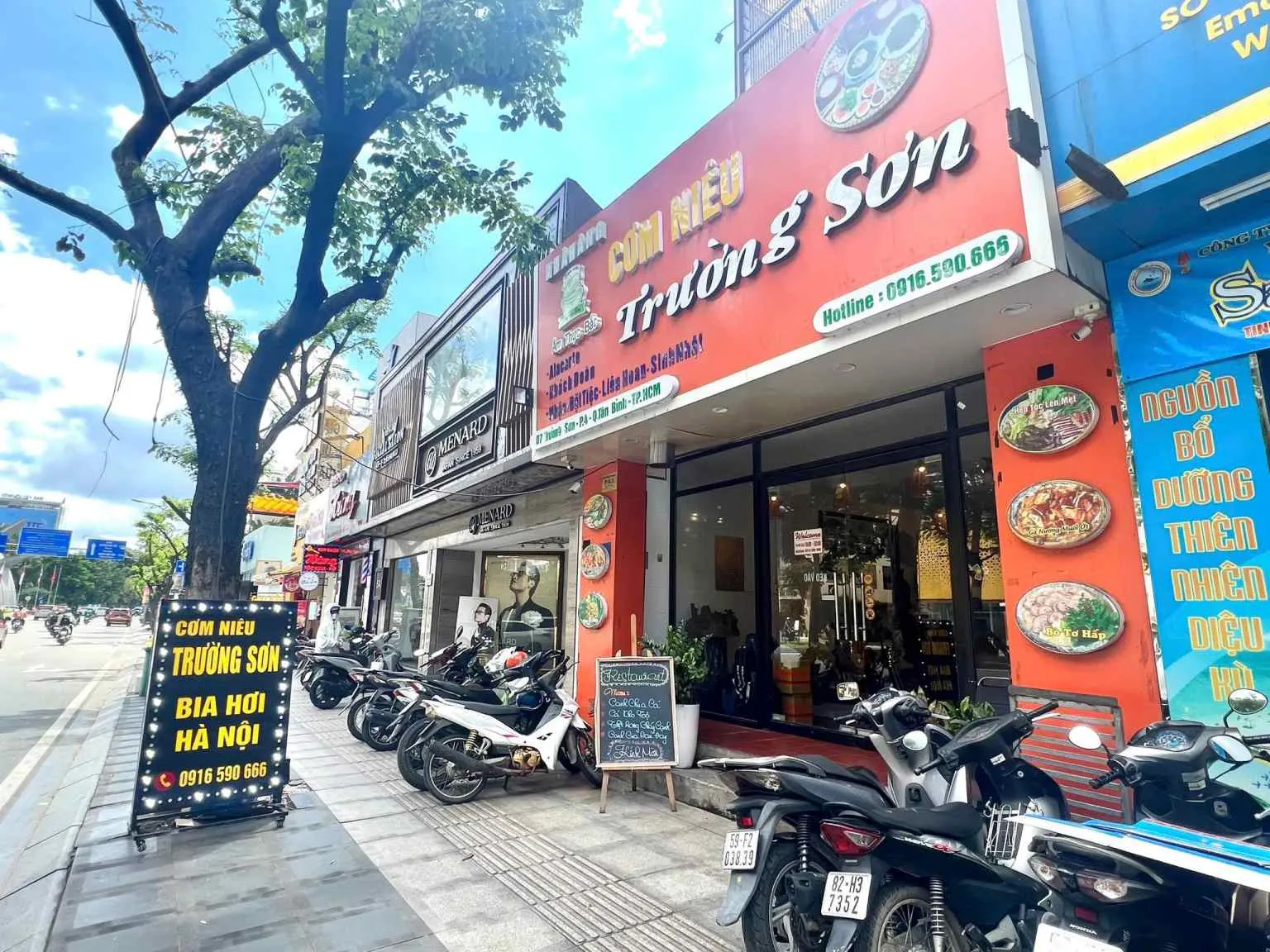 Không gian quán cơm niêu Trường Sơn