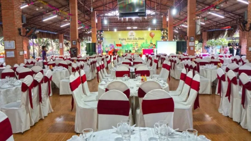 Không gian tiệc cưới ngoài trời lãng mạn bên dòng sông Tắc