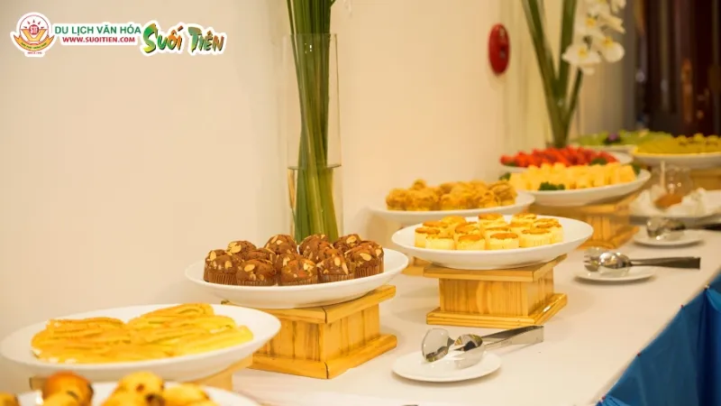 Khách hàng thử món tiệc cưới trước khi quyết định