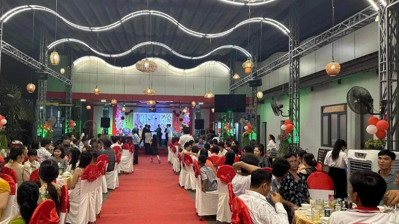 Không gian sân vườn kết hợp hồ nước tại Hoa Viên Ao Đôi