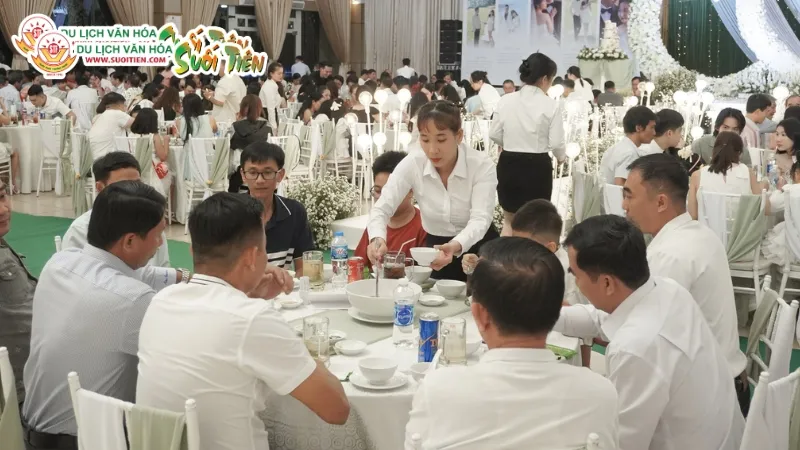 Tiệc cưới sang trọng được tổ chức tại nhà hàng Diamond Palace