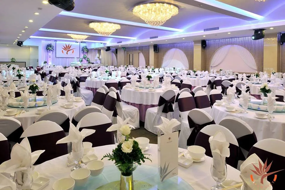 Không gian tiệc cưới tại nhà hàng Bách Việt với bàn tiệc được bày trí tinh tế