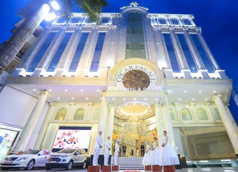 Không gian tiệc Oscar Palace với thiết kế đơn giản, ánh sáng vàng ấm áp và bố trí bàn ghế truyền thống