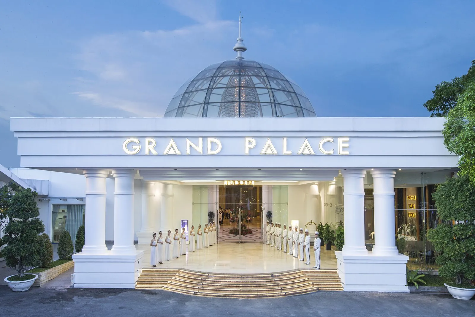 Sảnh tiệc Grand Palace với thiết kế cổ điển châu Âu, trần cao và hệ thống đèn chùm pha lê