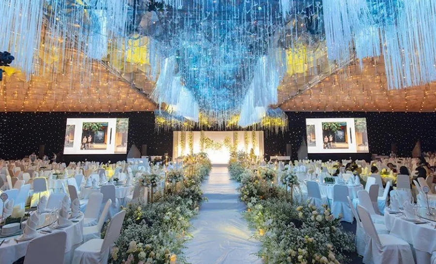 Bàn tiệc cưới được trang trí tinh tế