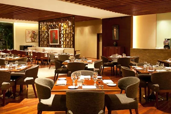 Không gian nhà hàng sang trọng với dịch vụ phục vụ tận bàn