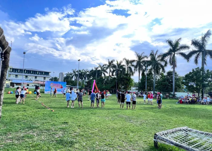 Nhà hàng Cua Biển có sân ngoài trời rộng lớn, vô cùng phù hợp cho nhóm gia đình, nhóm bạn đông người và các đoàn khách du lịch